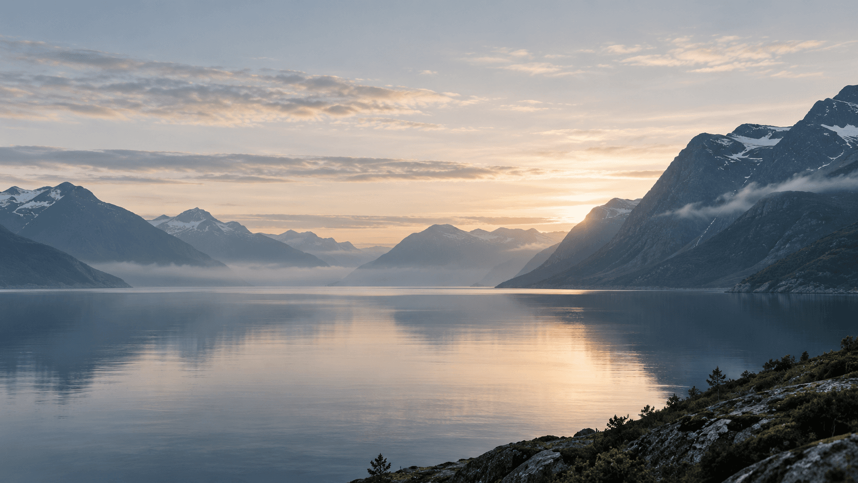 Lugnt fjordlandskap omgivet av nordiska berg i solnedgång